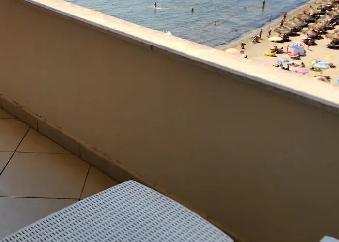 Armando's Front On The Sea Apartament